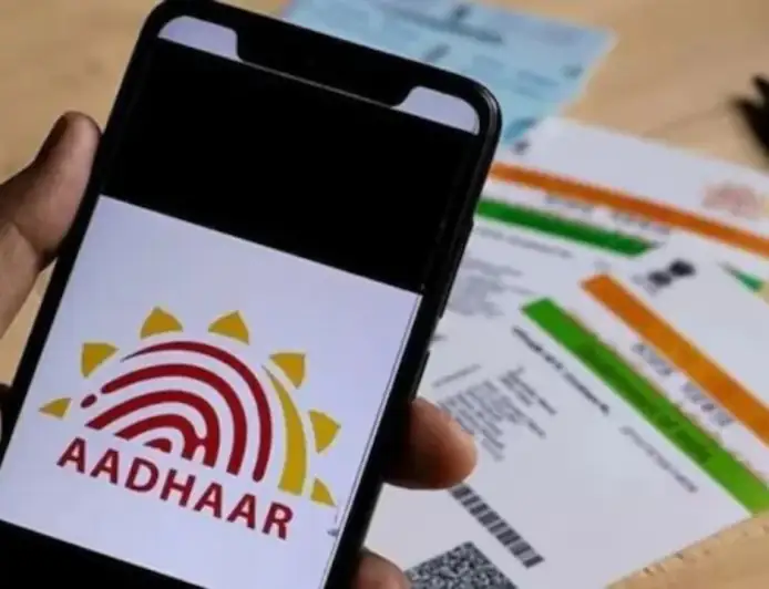 आधार कार्ड में नाम बदलने के 4 नियम: स्पेलिंग से गजट तक पूरी प्रक्रिया